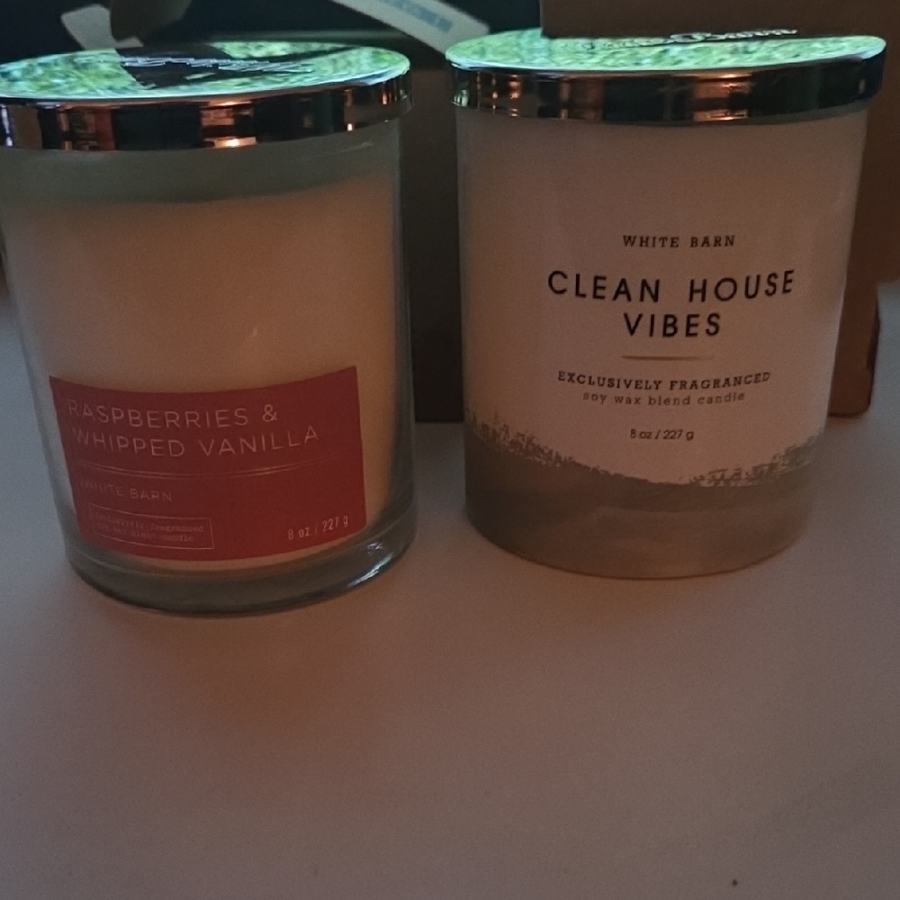 White Barn Candle Duo - Red and Cream